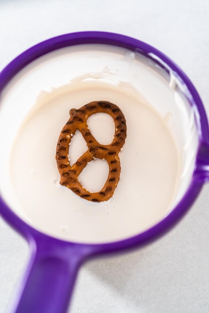 Torções de pretzel cobertas de chocolate vermelho branco e azul