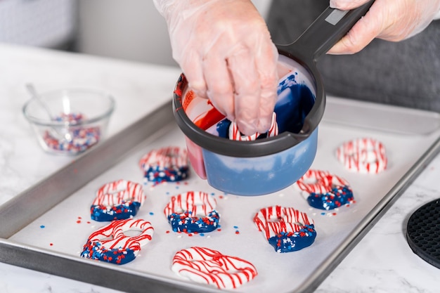 Torções de pretzel cobertas de chocolate vermelho, branco e azul