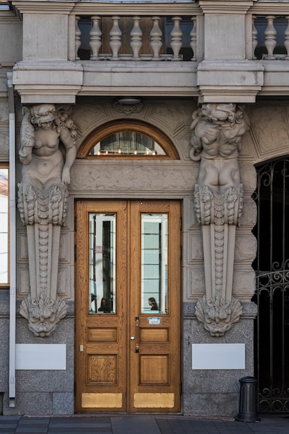 Tordekoration mit Figuren von Atlant und Karyatide in Sankt Petersburg, Russland