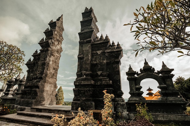 Tore zu einem der hinduistischen Tempel in Bali