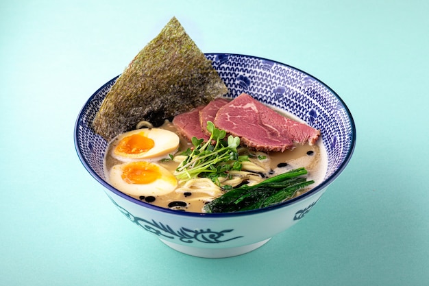 Tori Paitan Ramen Nudel dicke Suppe mit Pastrami und Eiern