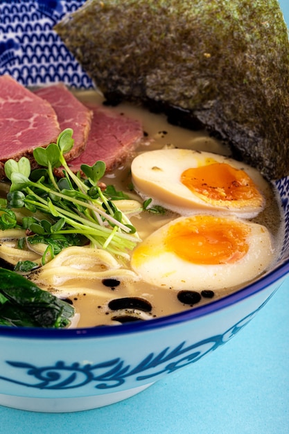 Tori Paitan Ramen Nudel dicke Suppe mit Pastrami und Eiern