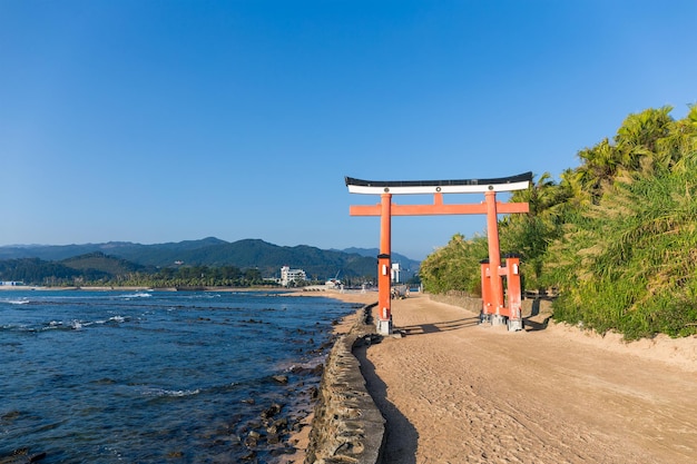 Torii rojo en la capilla de Aoshima de Japón