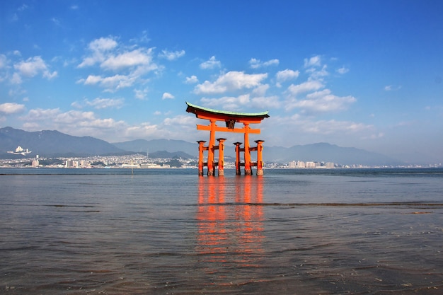 Torii, santuario de Itsukushima, isla de Miyajima, Japón