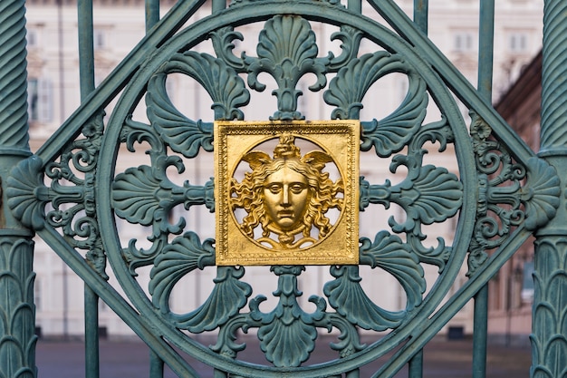 Torino, Itália. Detalhe da cerca original do Palácio Real
