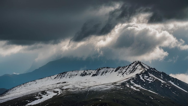 La tormenta se acerca sobre la exuberante cordillera