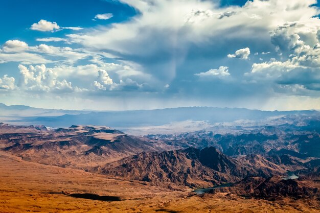 Tormenta acercándose a las montañas cerca de Las Vegas