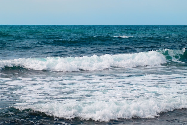 Tormenta de agua, olas y nubes en el mar