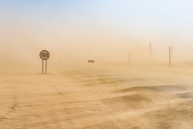 Tormenta de arena que cubre el camino de Swakopmund a Walvis Bay en Namibia en África.