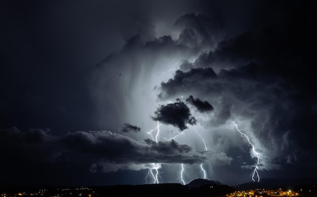 Tormenta eléctrica sobre la ciudad por la noche