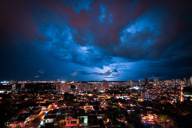 Tormenta eléctrica sobre la ciudad de Ribeirao Preto en Brasil. Trueno de luz azul en una imagen de concepto de noche de verano.