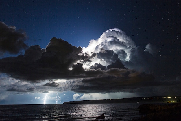 Tormenta eléctrica sobre el mar Mediterráneo con dos rayos