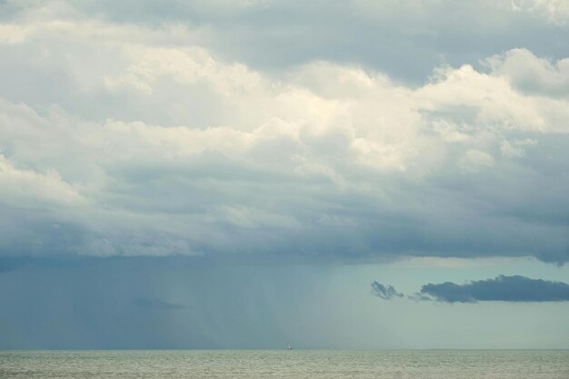 Una tormenta está viniendo sobre el océano y el cielo es una tormenta