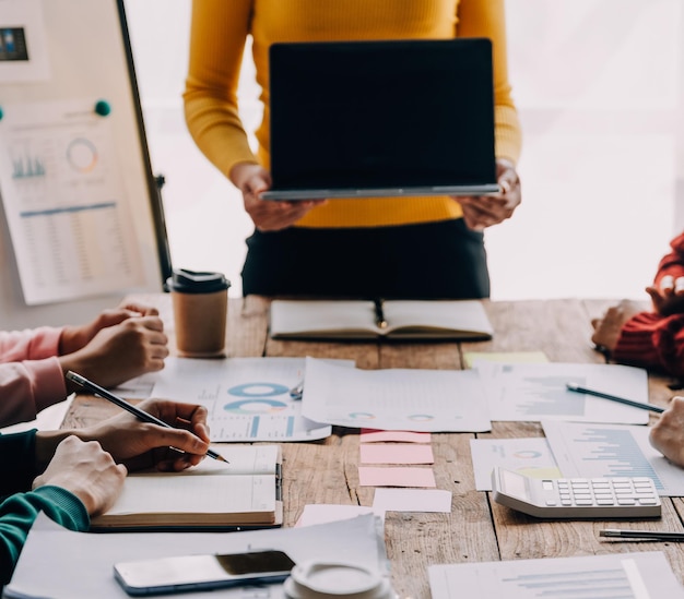Tormenta de ideas Análisis de colaboración y asociación exitosa por jóvenes empresarios asiáticos que trabajan en un espacio de trabajo de oficina