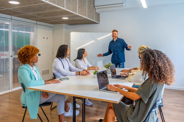 Foto tormenta de ideas en una habitación de un coworking