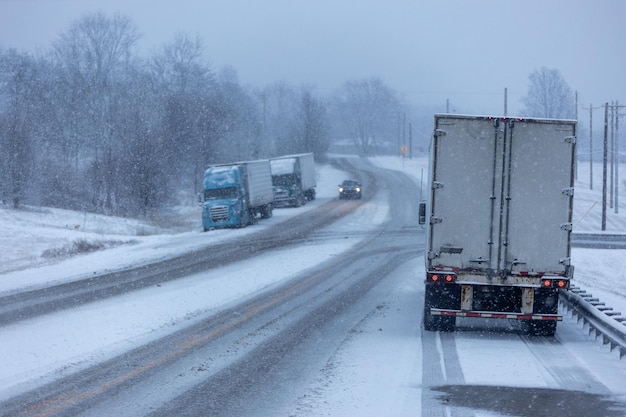 tormenta de invierno en la carretera