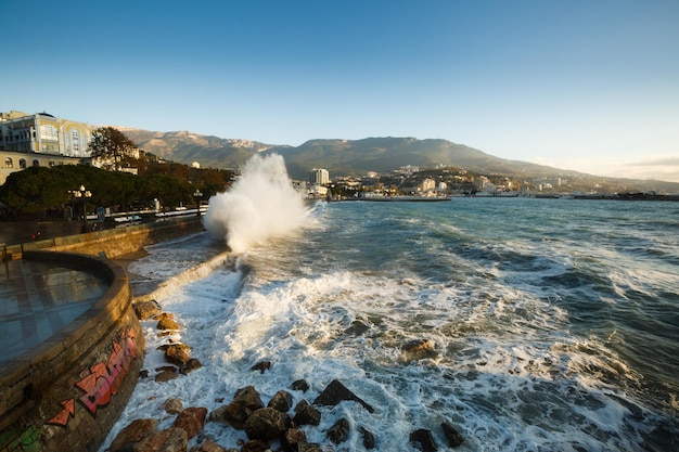 Tormenta en el mar y la calle del terraplén por la mañana en grandes olas y mareas