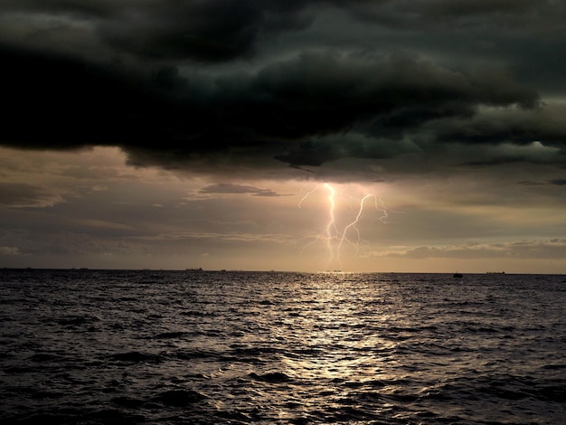 Tormenta en el mar contra el cielo durante la puesta del sol