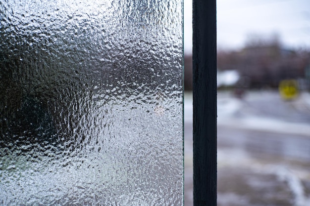 Tormenta de nieve de hielo de invierno en Lviv, Ucrania Los carámbanos se forman a partir de la lluvia helada Escena de invierno Desastre natural