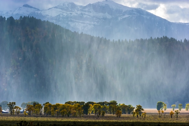 Tormenta de nieve que llega desde la cordillera de Grand Teton