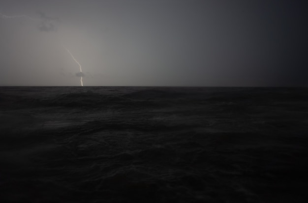 Tormenta de noche en el mar