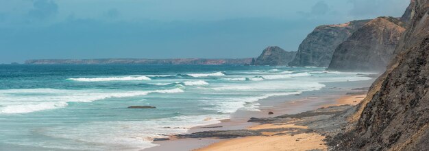 Tormenta en la playa de Castelejo (Algarve, Portugal). Paisaje panorámico.