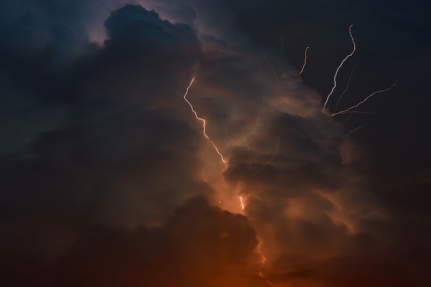 Tormenta con relámpagos Múltiples horquillas de rayos perforan el cielo nocturno