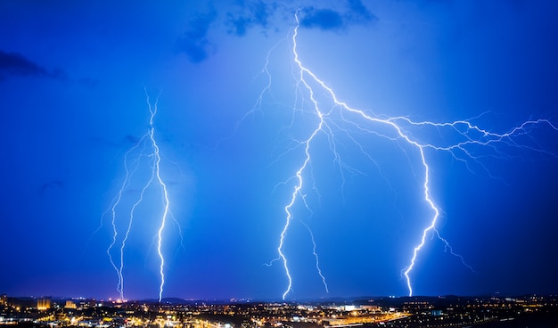 Tormenta y relámpagos