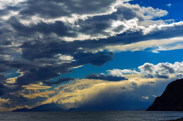 La tormenta sobre el mar al atardecer.