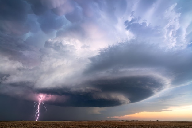 Una tormenta de supercélulas con relámpagos sobre un campo cerca de sublette kansas