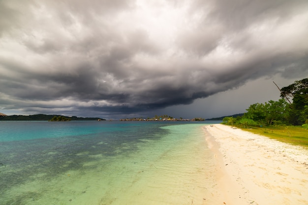 Tormenta tropical en alta mar en la costa de Indonesia