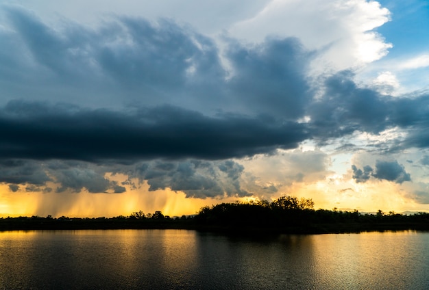 Tormenta de truenos cielo lluvia nubes