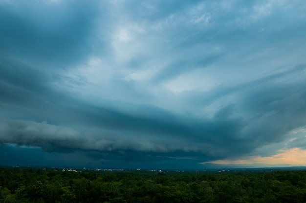 Tormenta de truenos cielo Nubes de lluvia