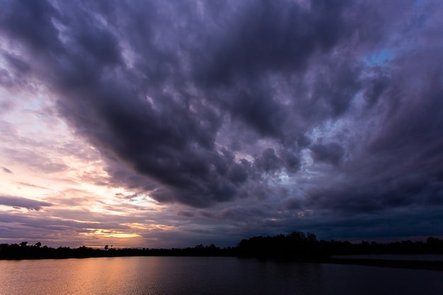 Tormenta de truenos cielo Nubes de lluvia