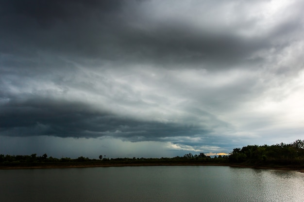 Tormenta de truenos cielo Nubes de lluvia