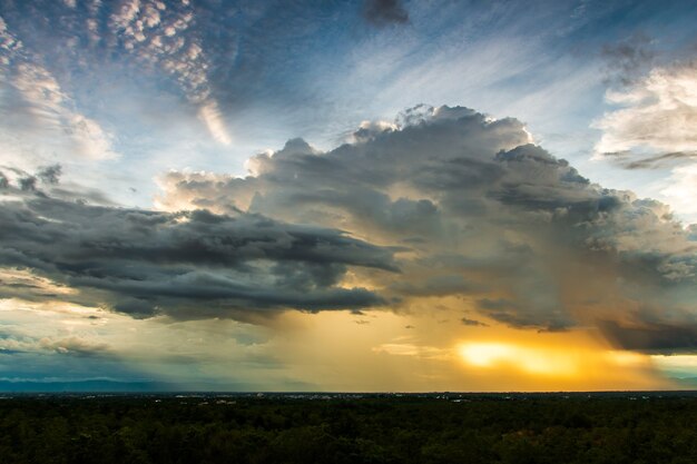 Tormenta de truenos cielo Nubes de lluvia