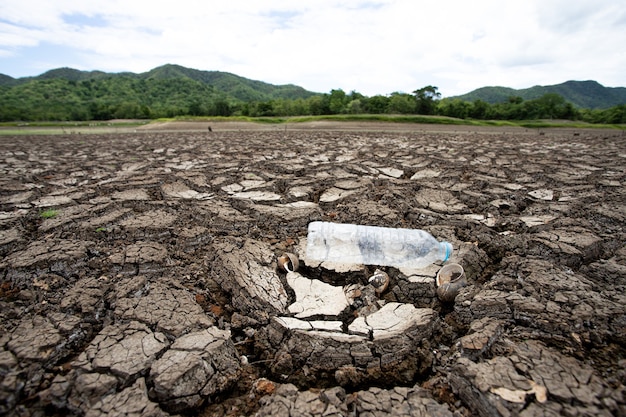 Tormenta de truenos en el cielo y tierra seca agrietada sin agua