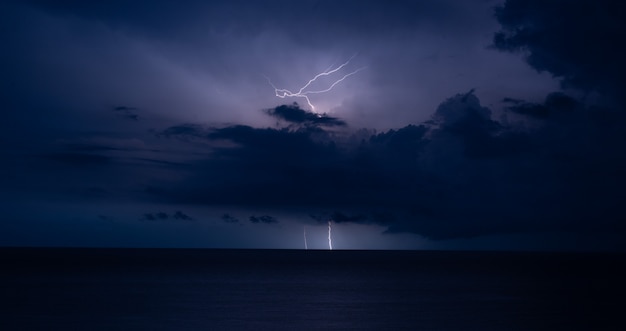 Tormentas eléctricas y relámpagos en el mar