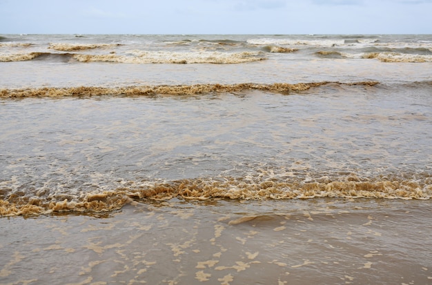 Foto tormentoso mar con olas rompiendo