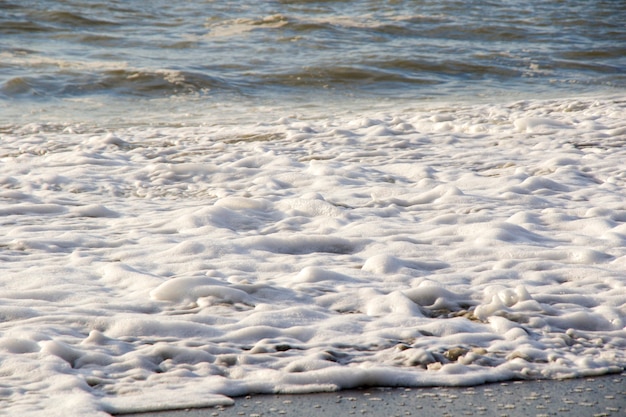 Tormentoso, olas y salpicaduras en Batumi