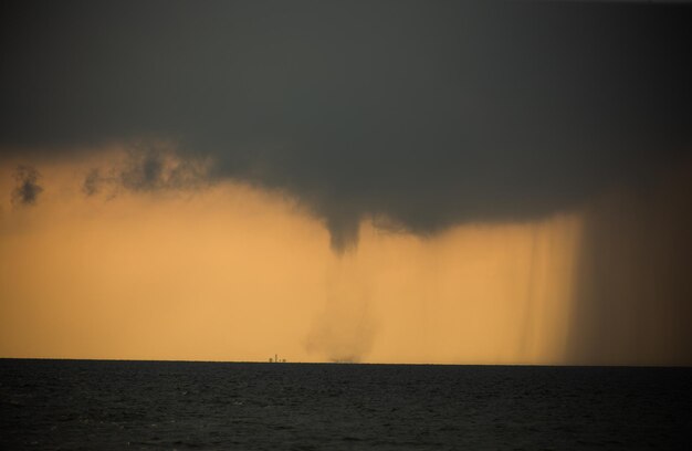 Tornado en el mar durante el día contra el cielo