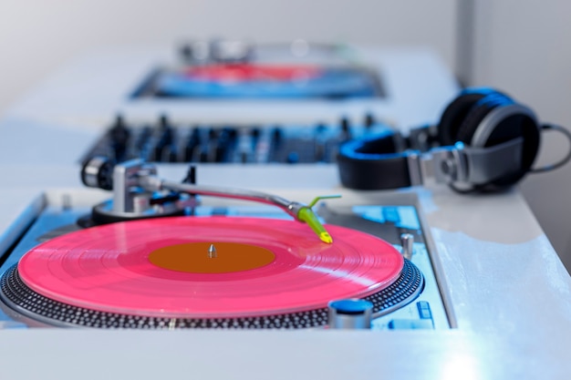 Foto tornamesa de dj com disco de vinil e audifonos concepto de musica retro