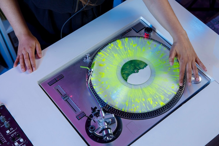 Foto tornamesa de dj con disco de vinil y audifonos concepto de musica retro