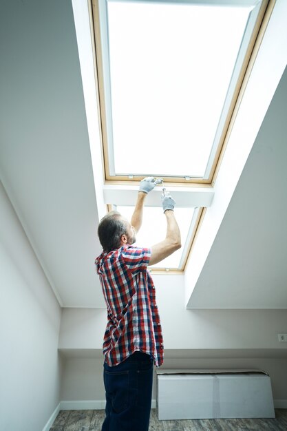 Torne a sua casa um trabalhador braçal melhor usando uma chave de fenda enquanto fixa ou instala uma janela em um novo local