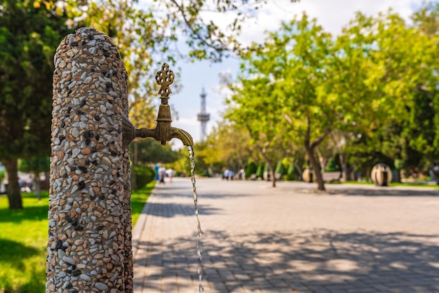 Torneira de bronze para lavar as mãos na avenida Baku