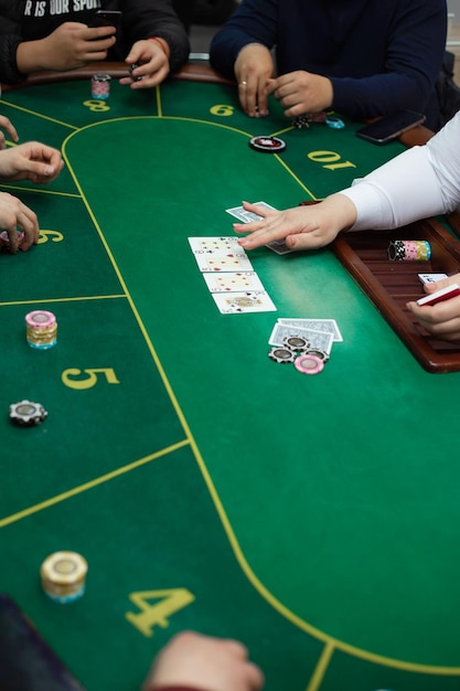 Torneo de póquer de clubes de Texas que tuvo lugar en Ucrania en Kyiv en septiembre de 2020 Los fanáticos de Texas Holdem se reunieron para jugar cartas de póquer deportivo