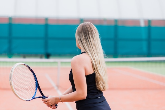 Torneo de tenis. Jugadora en la cancha de tenis de tierra batida