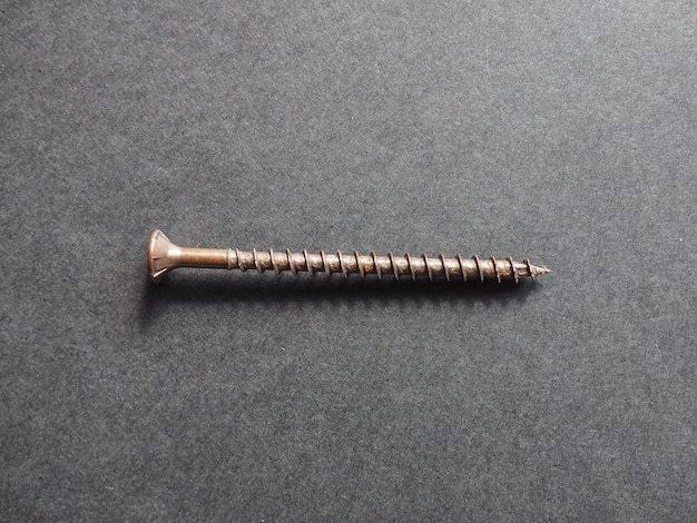 Tornillo para madera sobre fondo negro