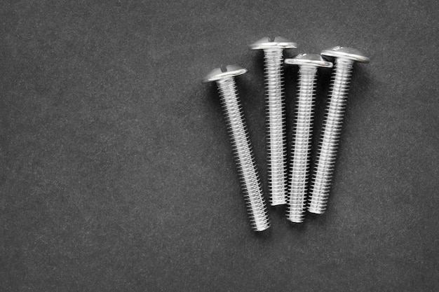 Tornillos de acero en negro