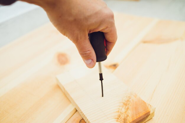 Tornillos para la fijación de tablas de madera.